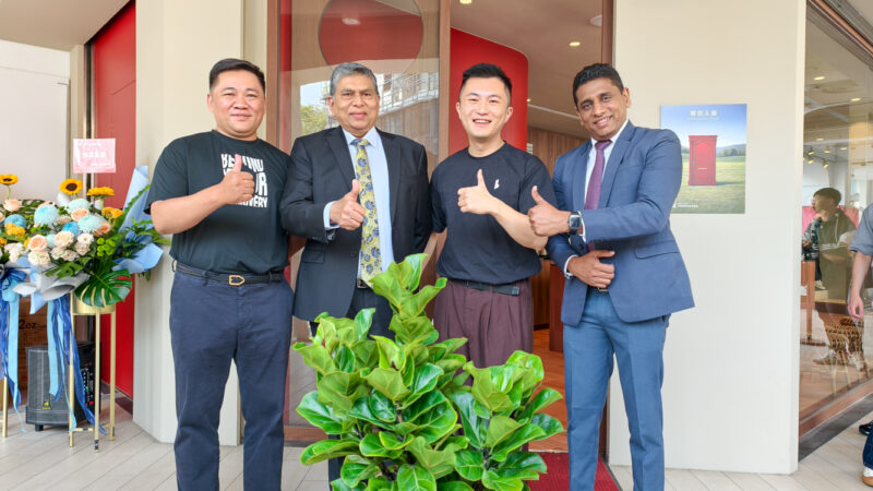 ▲精品奶茶 BLIKE 高雄店於今（20） 日開幕，除了發表新品「丹寧紅茶」外，更宣佈取得斯里蘭卡150 年傳奇莊園 BTE臺灣獨家總代理。（圖/記者張忠義攝）