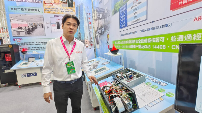 ▲永揚消防總經理張顥瀗介紹公司最新產品。（圖/永揚消防公司提供）