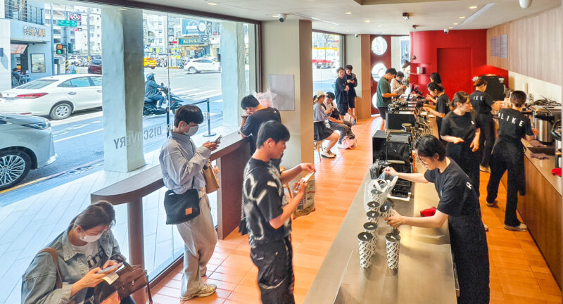 ▲BLIKE高雄店自試營運以來，創下幾乎「天天破千杯」的銷售佳績。（圖/記者張忠義攝）