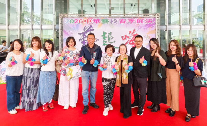 ▲中華藝校家長會向市府團隊獻花，表達感謝市政府為維護學生安全，建造連通南北校區的景觀天橋。（圖/記者張忠義攝）
