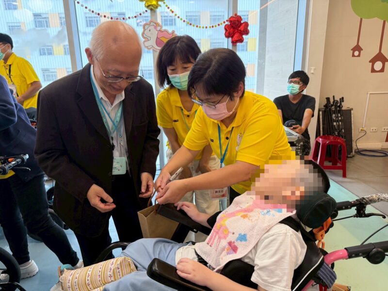 樂音與黏土手作交織溫馨親子時光 民生醫院飛象家園歡慶兒童節