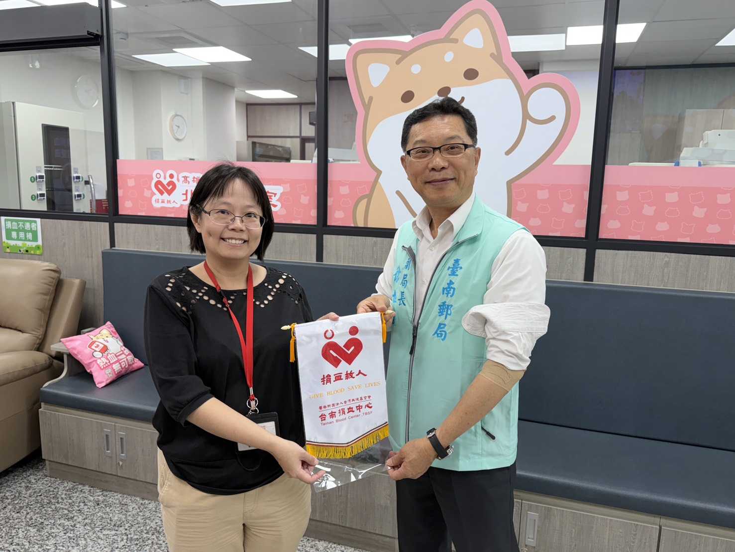 臺南郵局挽袖傳愛！回饋民眾捐血就送超商商品卡