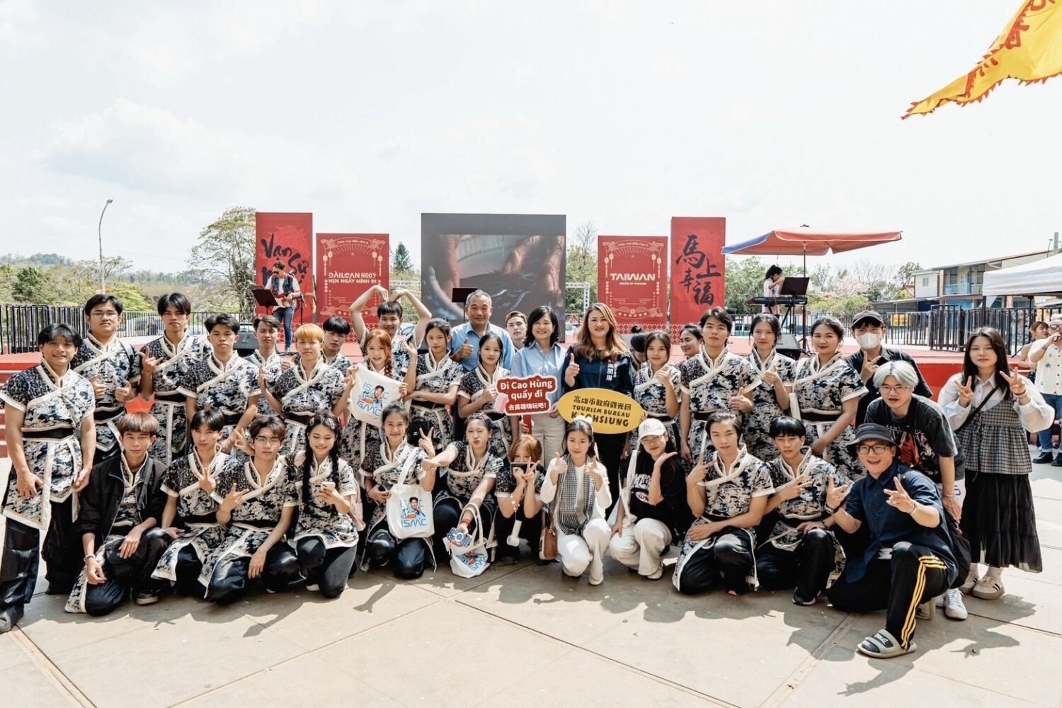 觀光署邀請越南旅客體驗高雄內門辦桌餐 越南臺灣觀光代言人 Isaac 與400位越南旅客同樂