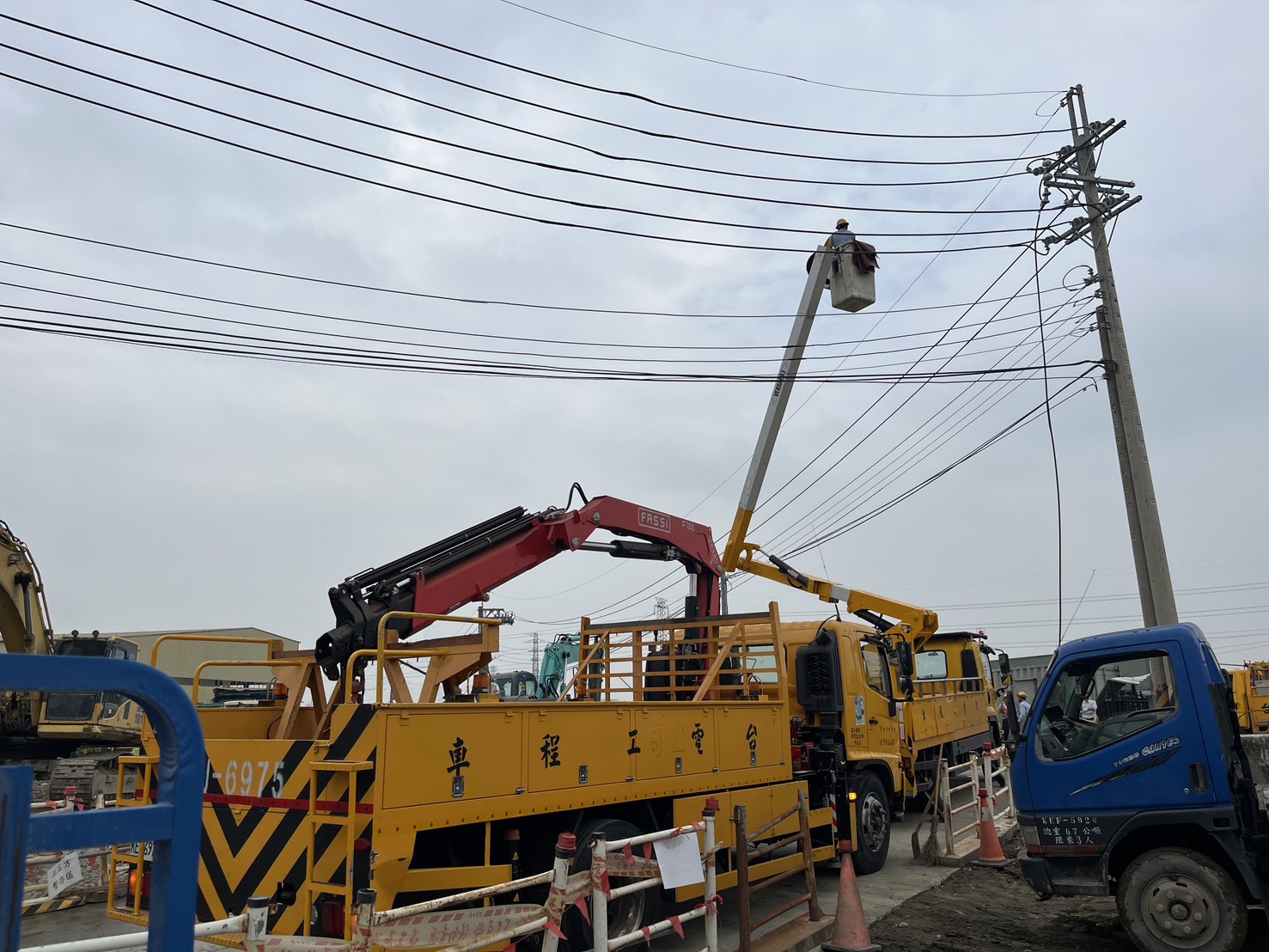 移動式起重機吊掛誤觸電線致仁武瞬間跳電　 高市水利局要求八涳橋工地停工檢討並依約重罰