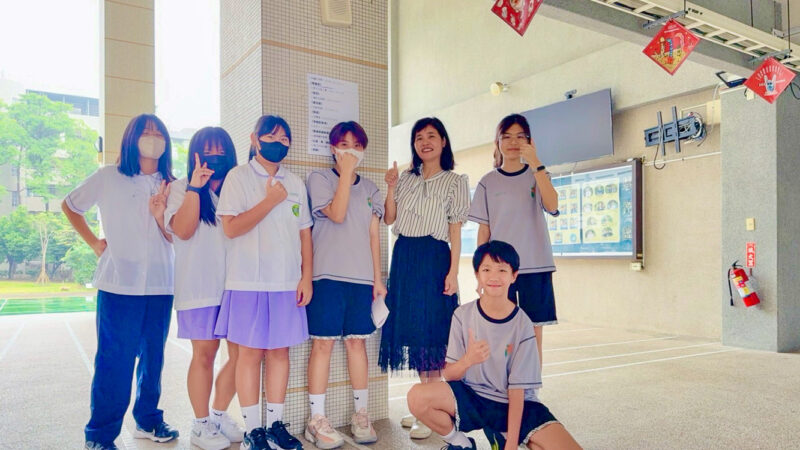 ▲元宵節,光華國中在走廊各處貼出創意燈謎,校長王小芬(後右二)與同學們一起闖關猜燈謎。(圖/光華國中提供)