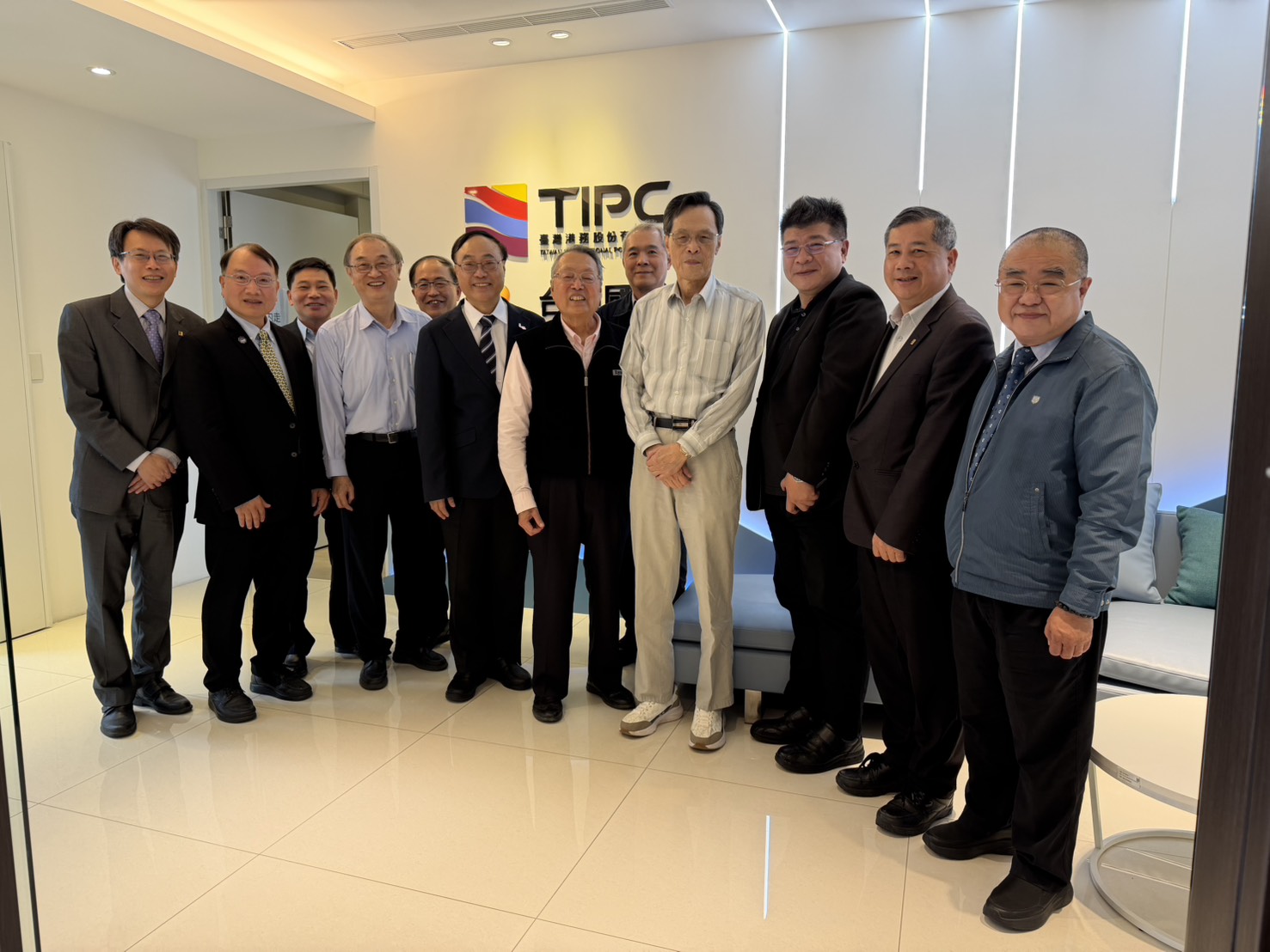 臺灣港務公司召開董事會經營策略委員會,聯手產學巨擘未來佈局智慧永續雙軸轉型! 臺灣港務公司召開董事會經營策略委員會,聯手產學巨擘未來佈局智慧永續雙軸轉型!