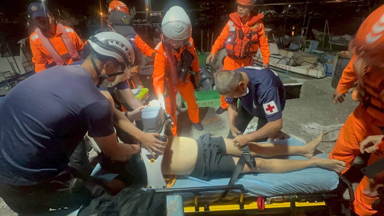 蚵子寮民眾夜落水驚魂 海巡火速前往救援