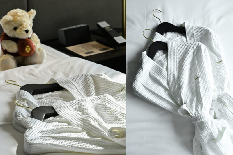 ▲⟪Golden_Moments_臻選際遇⟫_專屬入住禮品，刺繡浴袍及高雄洲際經典泰迪熊。（圖/高雄洲際酒店提供）