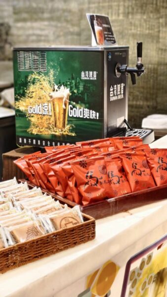 ▲高雄翰品酒店在七樓貴賓廳打造專屬直播應援空間,備有零食點心與冰涼啤酒,讓住客盡情吶喊、暢快乾杯。為中華隊旗開得勝、馬到成功全力集氣。(圖/高雄翰品酒店提供)