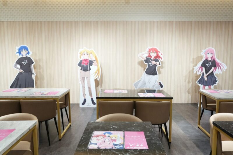 ▲《孤獨搖滾！》人氣角色立牌，歡迎粉絲一起來拍照。（圖/高雄夢時代店提供）