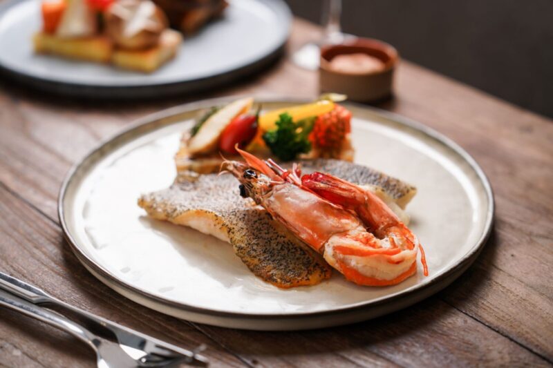 ▲Cozzi THE Roof餐廳推出「寶貝童享食光」優惠，6歲以下孩童可享用餐全額招待，7歲至11歲孩童享自助式沙拉吧8折優惠。（圖/和逸飯店高雄中山館提供）