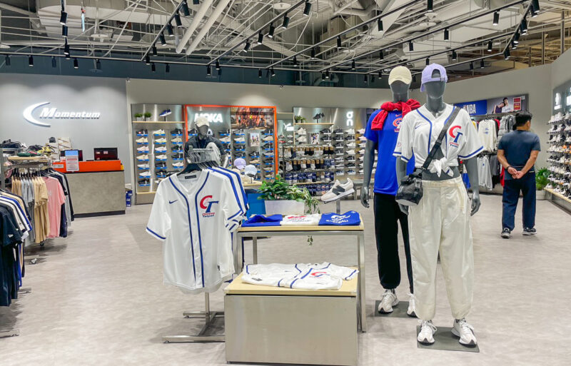 ▲高雄大立A館2F摩曼頓推出WBC中華隊CHINESE TAIPEI NIKE主場球衣獨家販售。（圖/高雄大立百貨提供）