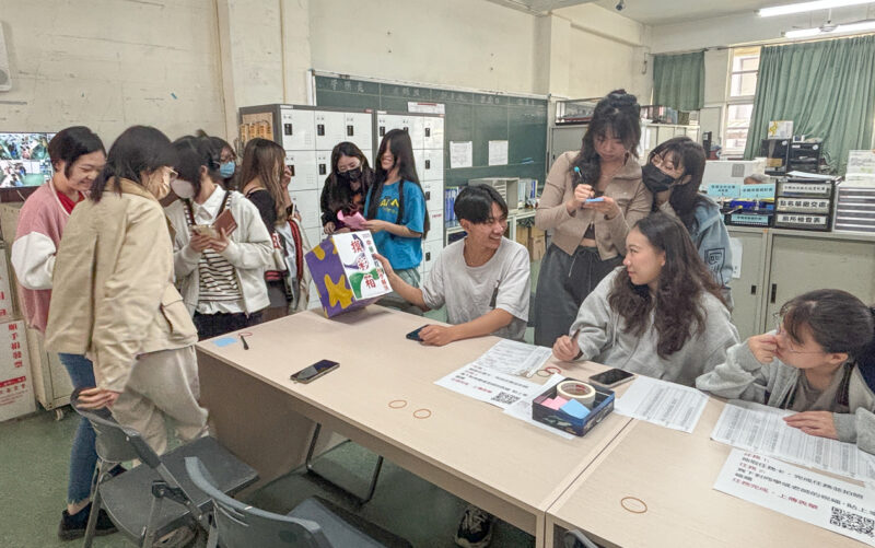 ▲同學紛紛在「幸福盲盒任務」抽取任務卡,同學彼此互相打氣的氛圍在校園散發幸福的滋味。(圖/中華藝術學校提供)