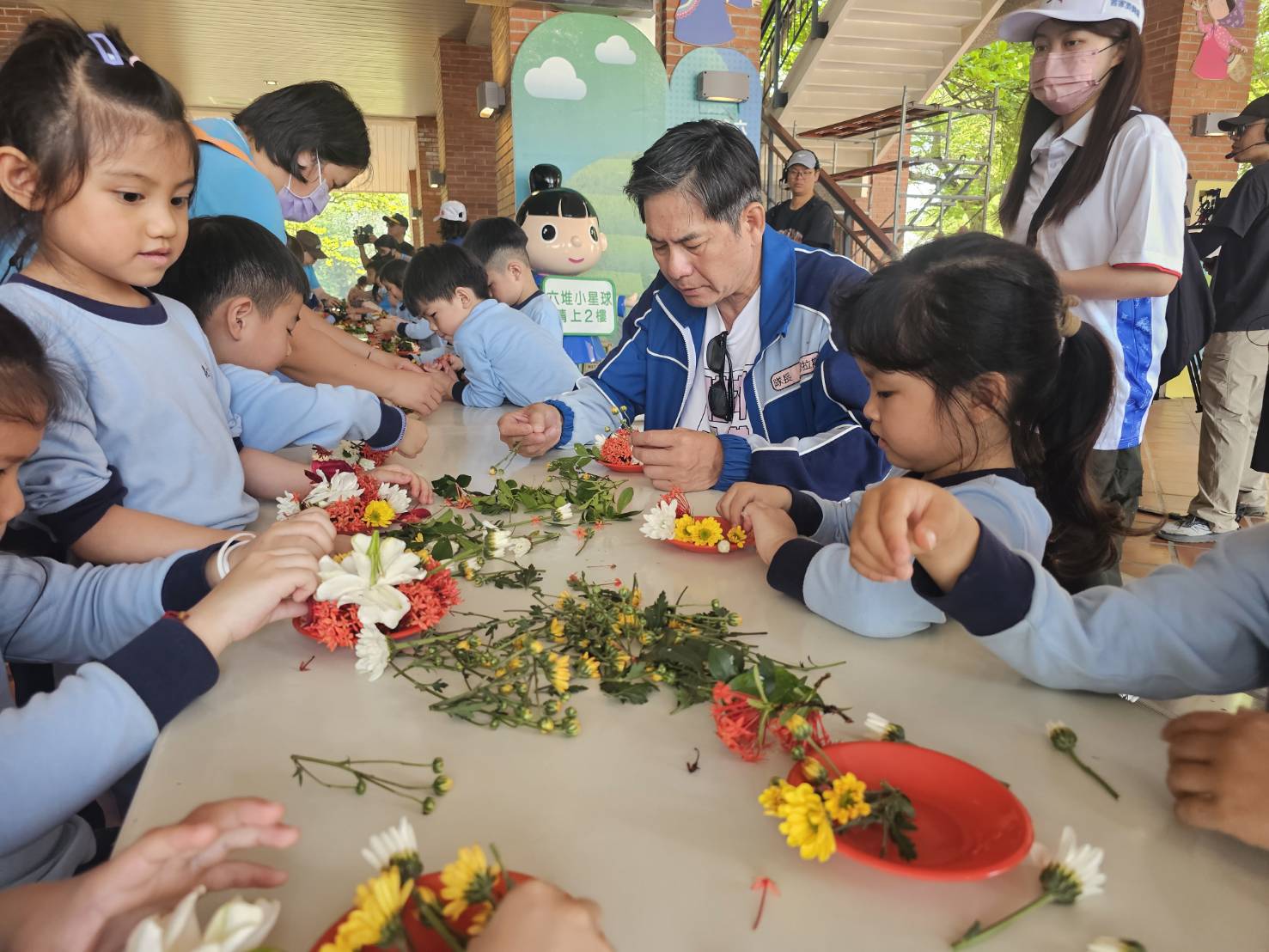 六堆園區歡慶伯公生蓋鬧熱 打八音疊盤花 湖畔千人野餐
