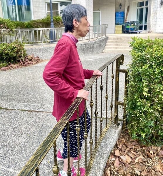 ▲天鵝堡在坡道增設扶手，讓阿甄有支撐的地方慢慢走完斜坡路。（圖/喜憨兒基金會提供）