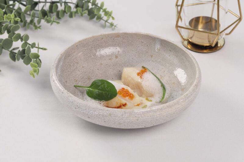 ▲「香煎北海道干貝・白酒奶油醬・鮭魚卵」融合香煎干貝與鹹鮮飽滿鮭魚卵,堆疊海味層。(圖/萬豪酒店提供)