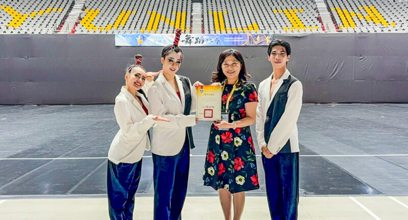 ▲擔任隊長的馬毓婷同學說(左二),當宣布特優第一名的剎那,就如「共視體」這舞名,更堅定大家將戲劇與舞蹈共生成為一體。(圖/中華藝校提供)