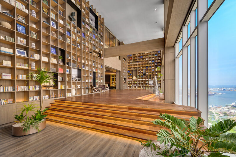 ▲承億酒店大廳公共空間透過挑高書牆與大面落地窗，引入南國光影。（圖/高雄承億酒店提供）