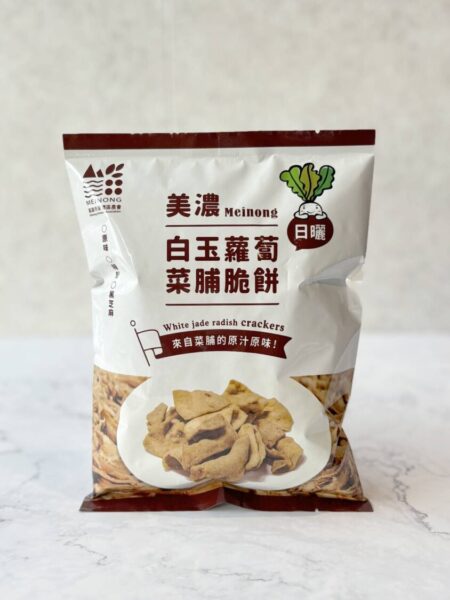 ▲拍照打卡送美濃白玉蘿蔔菜脯脆餅(梅子口味)，每日限量。（圖/高雄翰品酒店提供）