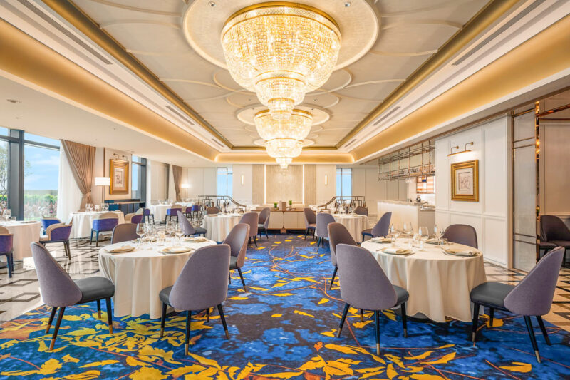 ▲美享地牛排館空間設計延續法式餐廳的簡約風格，呈現低調精緻的舒適氛圍。（圖/萬豪酒店提供）