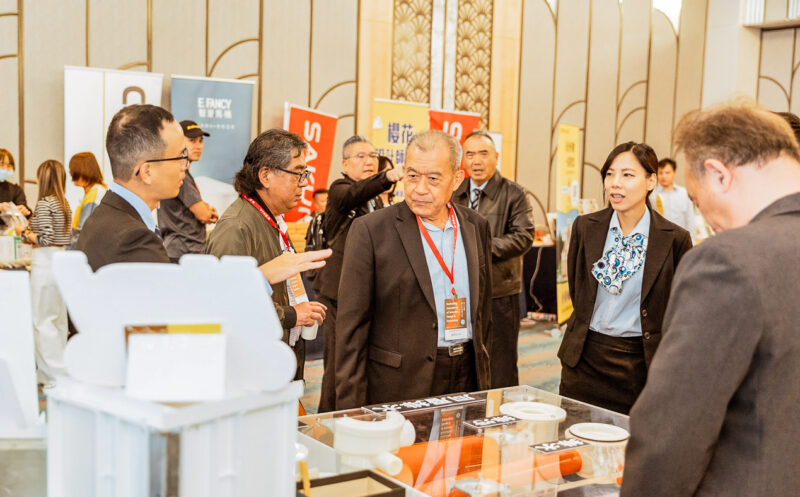 ▲高雄市室內設計裝修商業同業公會會員大會現場，與會貴賓參觀展示交流。（圖/伊亞思影像創作提供）