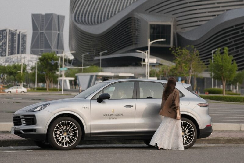 ▲⟪Golden Moments 臻選際遇⟫ VIP專屬互動式禮賓車城市導覽體驗。（圖/高雄洲際酒店提供）