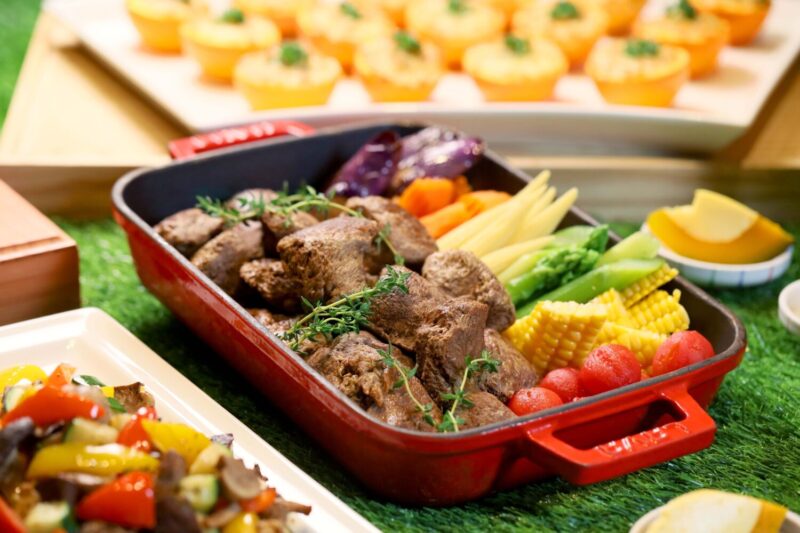 ▲「京享蔬食百匯餐廳」台中國際旅展平日午晚餐券買十送二，平均每客715元，另加贈500元。（圖/高雄萬豪酒店提供）