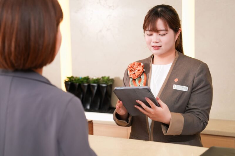 ▲飯店同步推出「光采旅程好禮贈」活動，入住旅客追蹤和逸飯店·高雄中山館Facebook或Instagram，並加入ORBIS官方LINE好友，即可兌換品牌體驗組。（圖/和逸飯店高雄中山館提供）