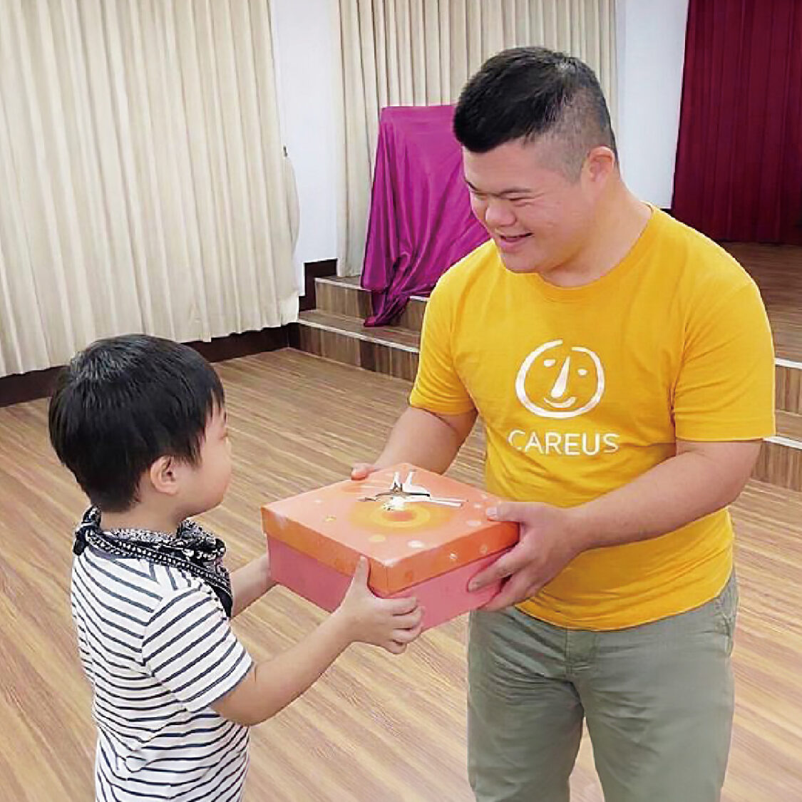 ▲今年母親節，憨兒親手完成的蛋糕，將送往宜蘭、桃園、苗栗、臺中、屏東及臺東等地偏鄉學校。（圖/喜憨兒基金會提供）