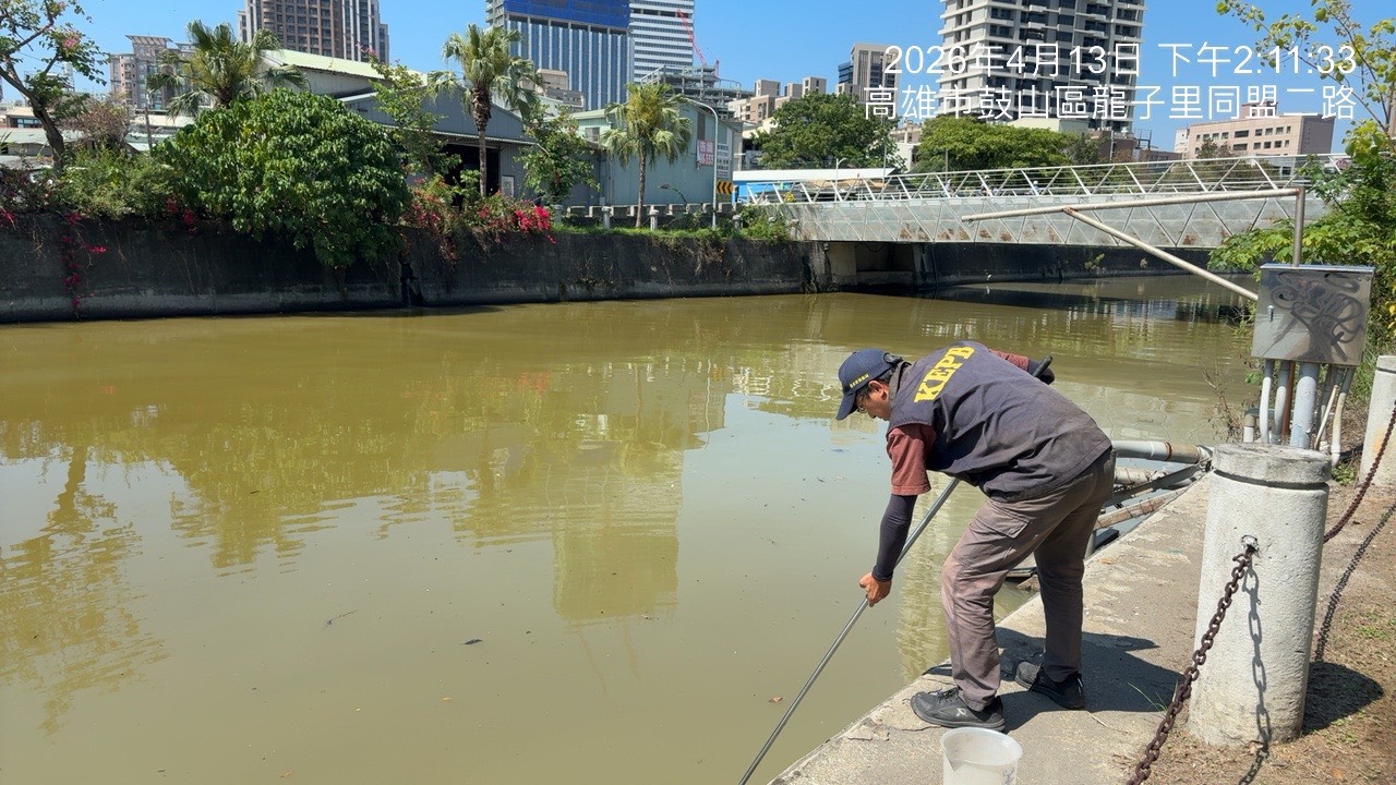 愛河乳白色及暗褐色交錯 高市環保局研判硫酸鈣膠體及藻類繁殖所致