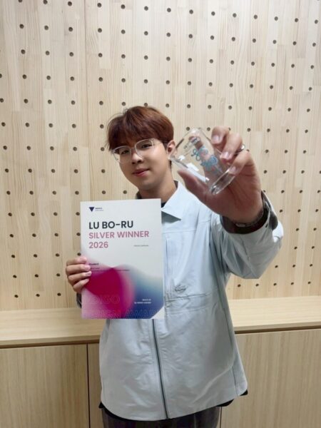 ▲文創一甲呂柏儒以新穎的文化創意設計思維榮獲商品圖像設計類銀獎。(圖/高科大學創新設計學院提供)