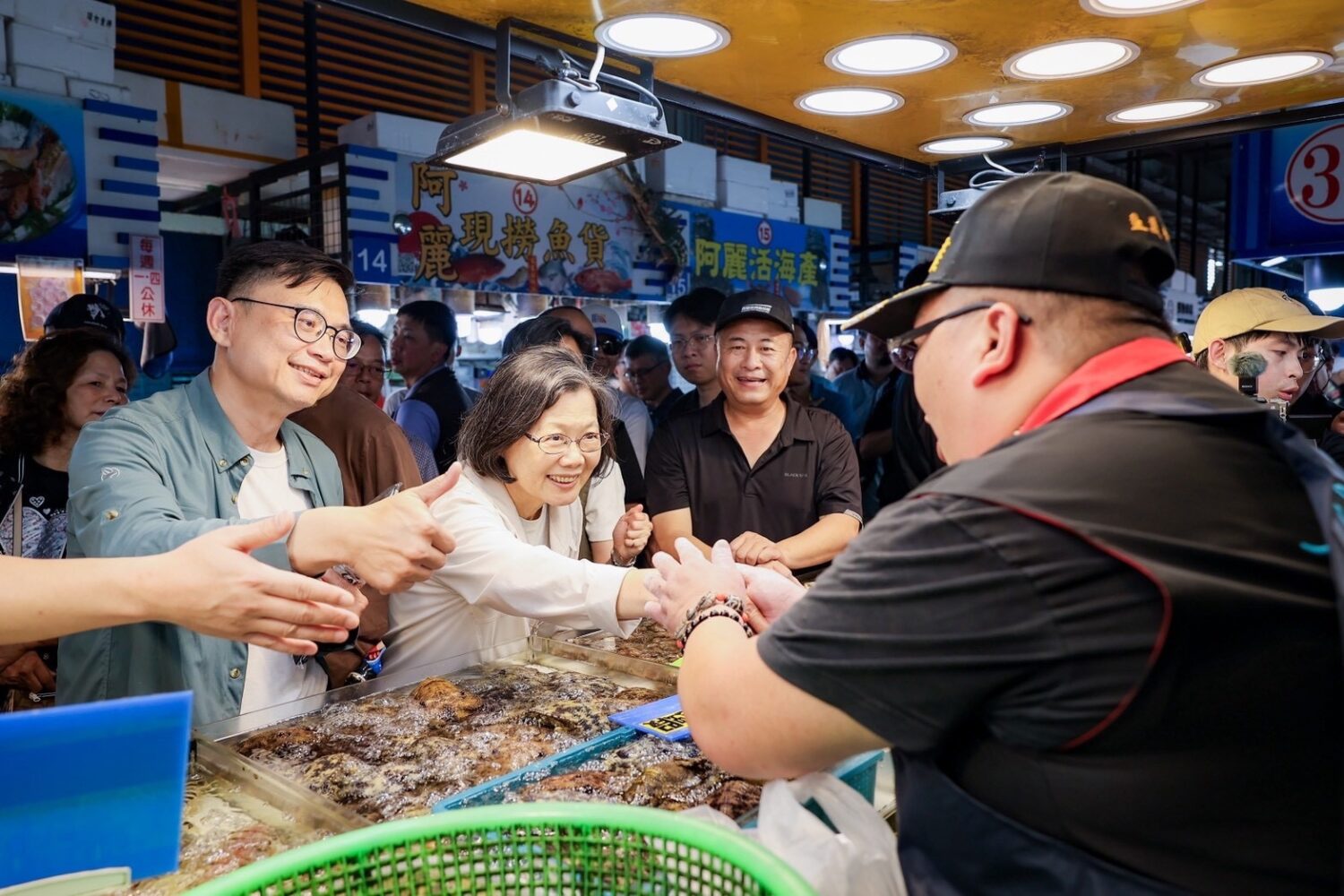 賴瑞隆陪同蔡英文體驗蚵仔寮魅力！大啖現撈海味
