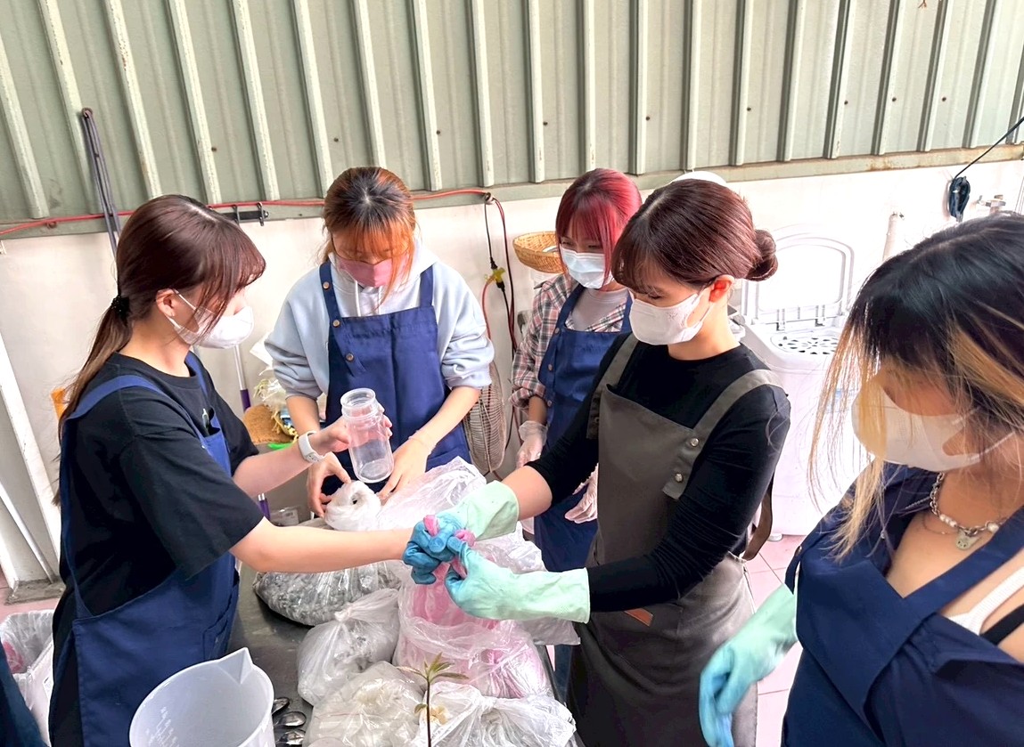 樹科大藝管系畢製《恆流》高雄客家文物館戶外空間展出　以藍染開展文化共創與永續對話