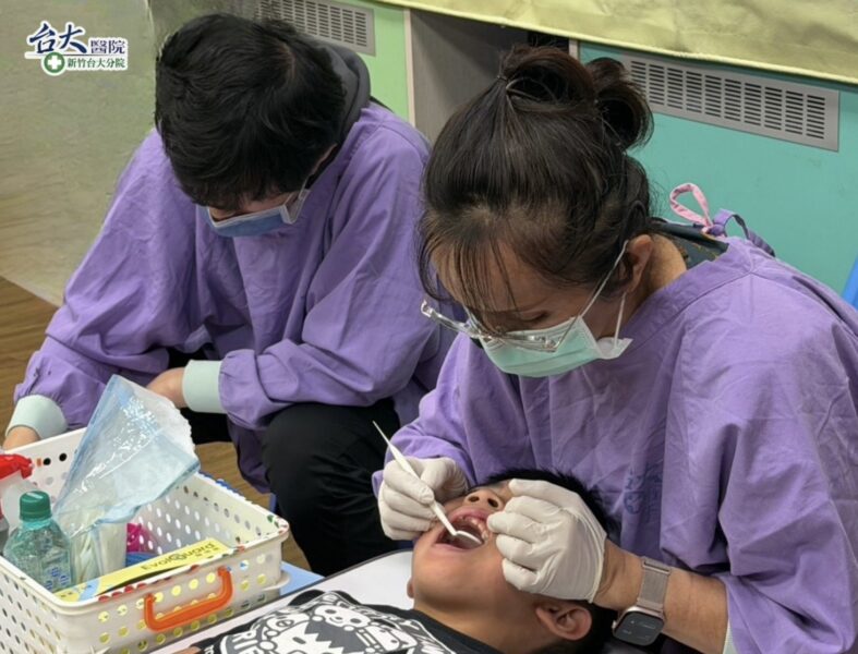 牙科團隊為學童完成塗氟  新竹臺大分院走進尖石山區校園