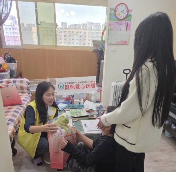 用愛守護弱勢兒少  健保愛心送暖不中斷