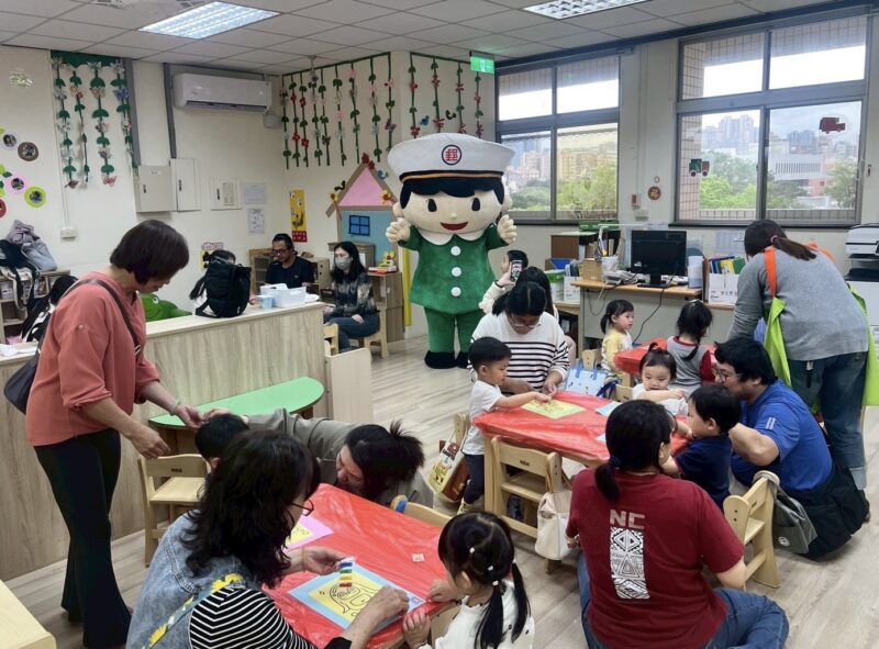 新竹郵局辦「郵愛童心」親子活動  沙畫明信片傳遞溫馨祝福