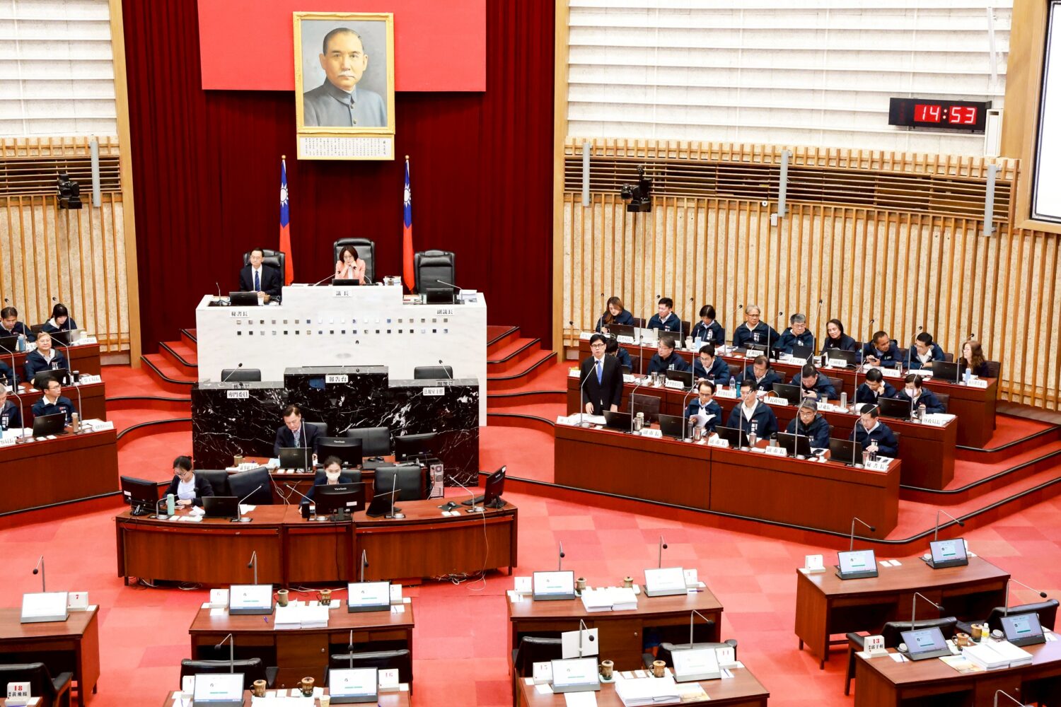 議員關心國際情勢 陳其邁：掌握產業變化布局 推動傳產升級