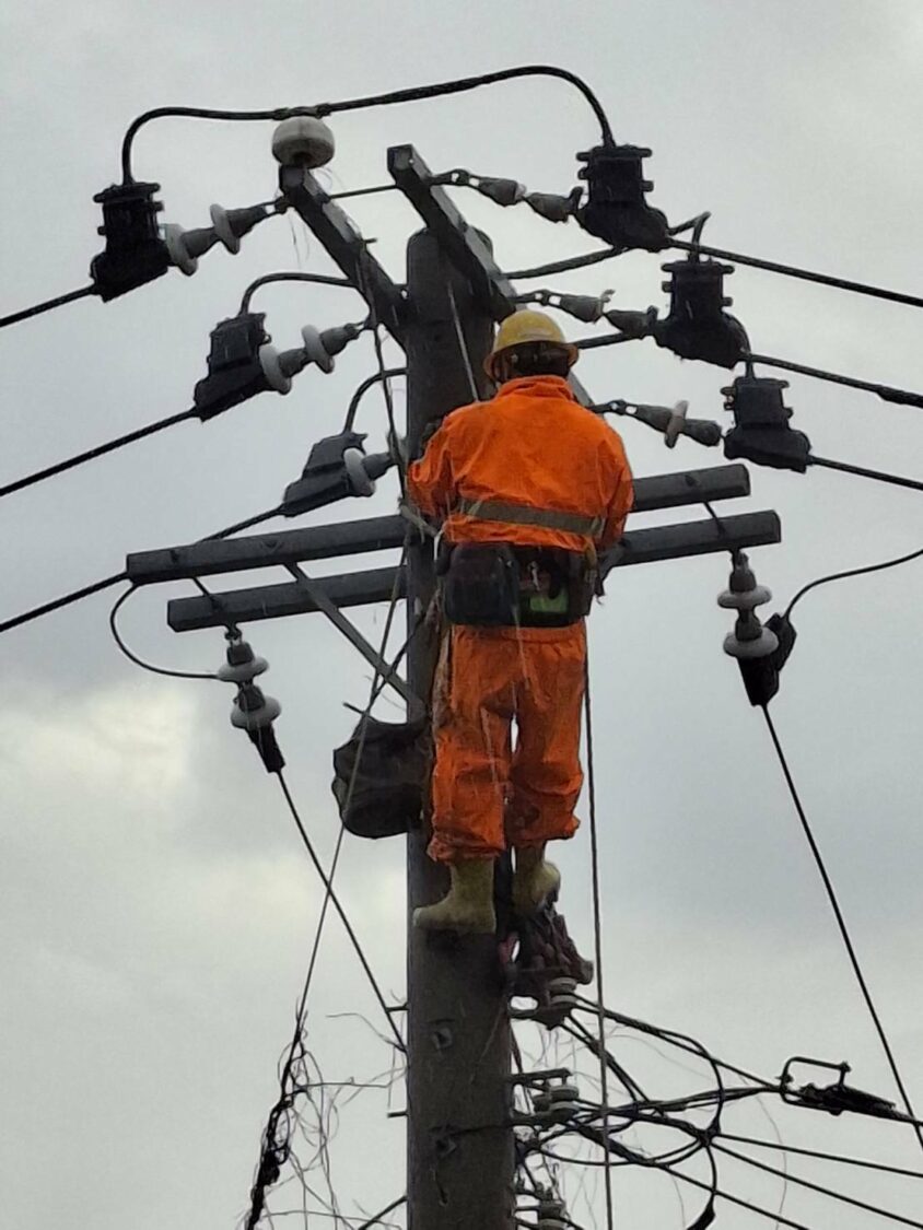 大雷雨造成九樹懸垂礙子破損 造成停電 台電立即搶修