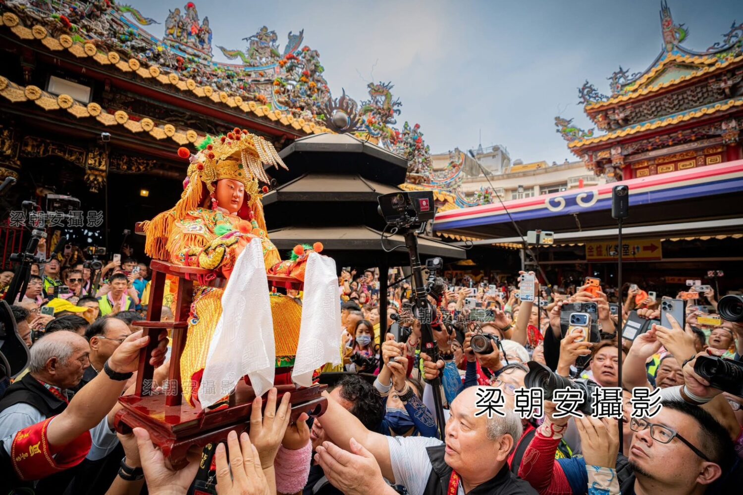 白沙屯媽祖三進三出衝朝天宮 信眾歡聲雷動
