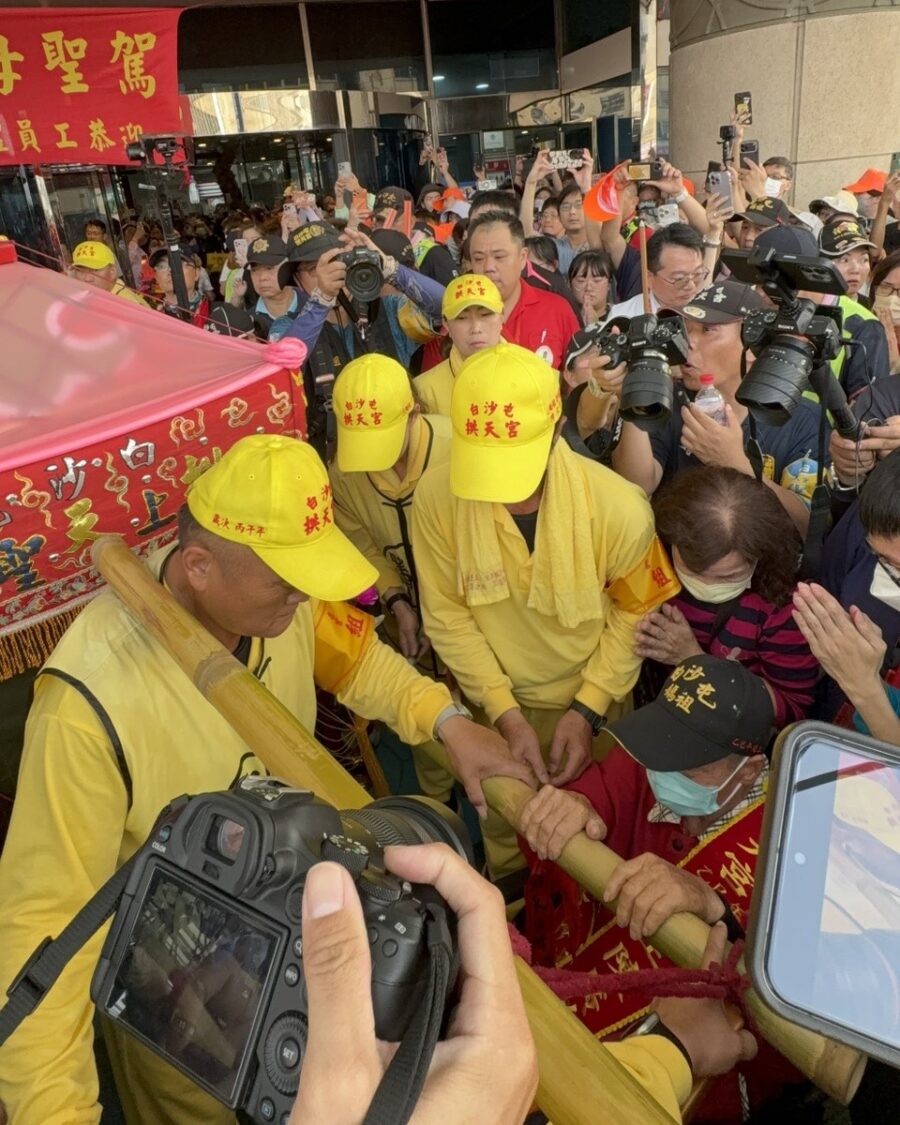 白沙屯媽祖甩尾衝醫院賜福 86歲爐主住院中淚迎