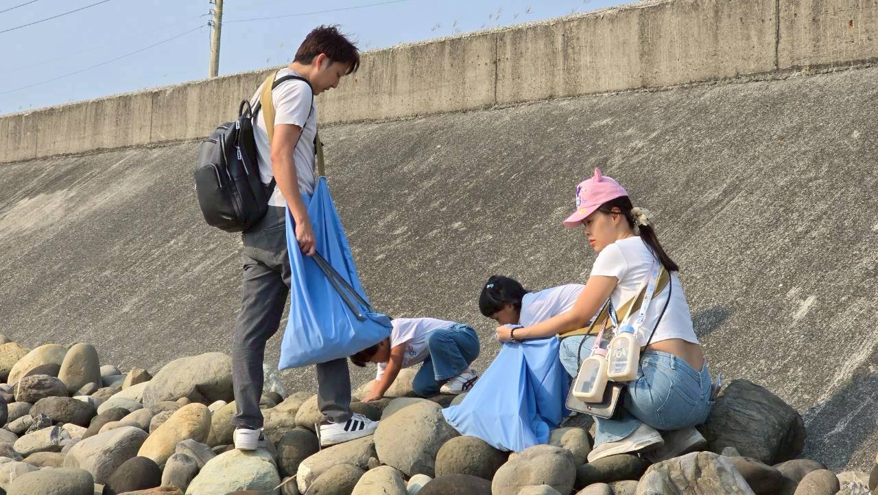 百人淨灘串聯校友力量 那爛陀慈善會用行動守護海洋