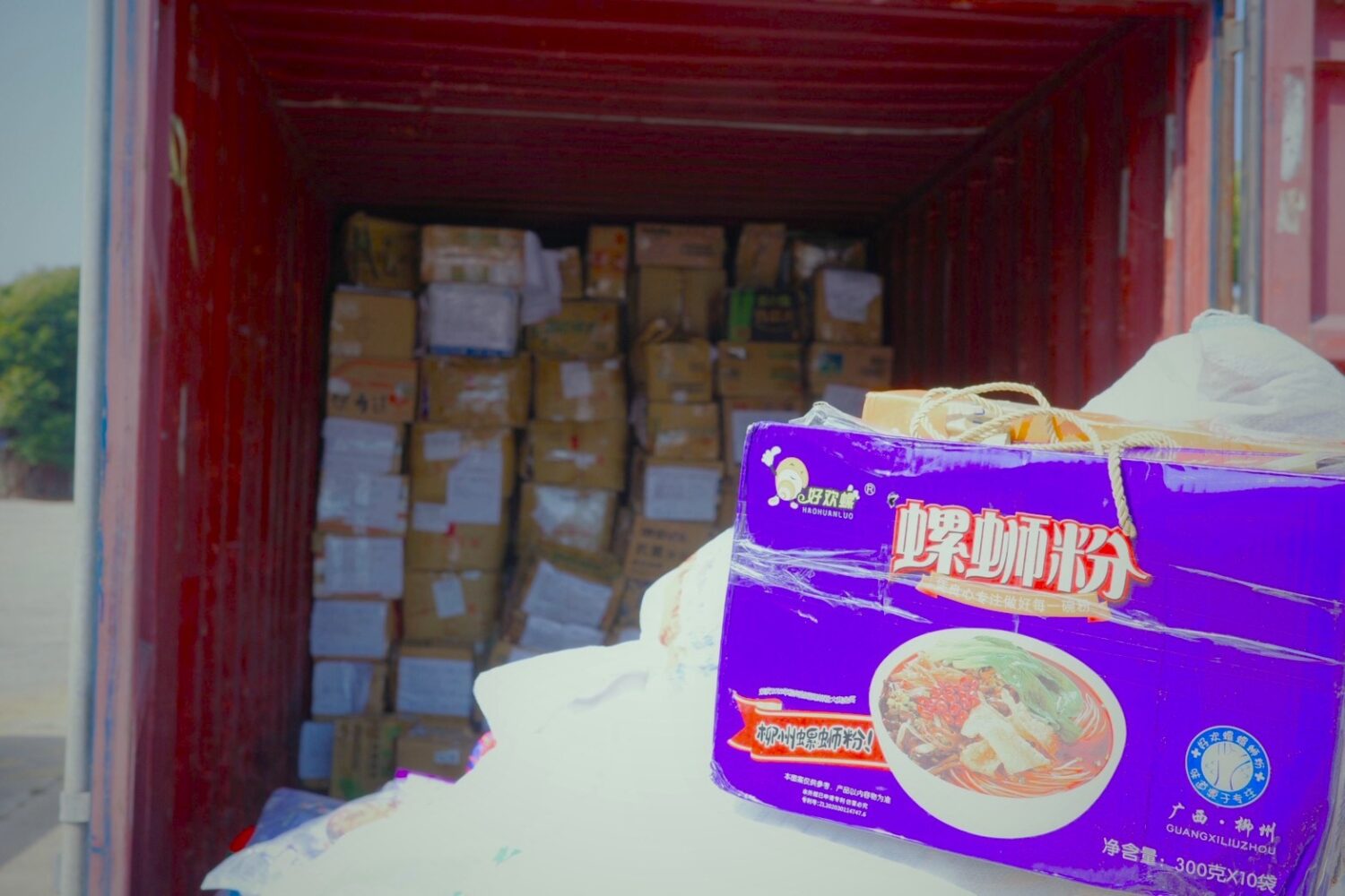 入境旅客非法攜帶電子煙、加熱菸及走私螺螄粉難逃海關法眼，高雄關籲請民眾遵守規定以免受罰