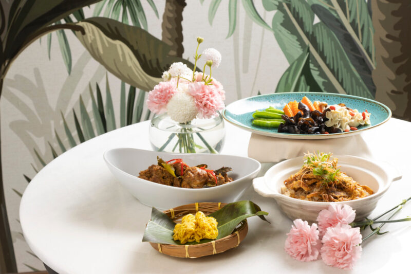 ▲HAWKER 母親節四人分享套餐，包含南洋風味拼盤、潮州豆腐蒸龍膽石斑、香酥軟殼蟹佐新加。（圖/高雄洲際酒店提供）