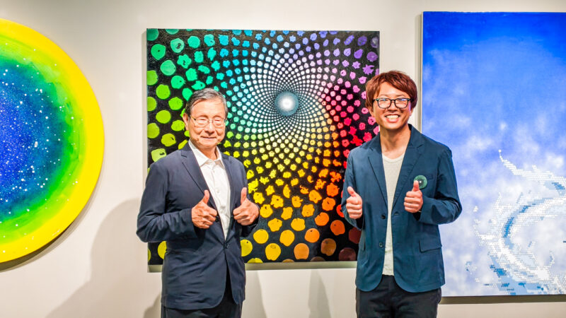 ▲帕莎蒂娜董事長許正吉（左），邀你來欣賞桑幡紀行（右）的創作。（圖/記者張忠義攝）