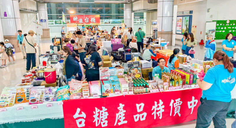 ▲一樓台糖產品市集，集結甜點、冰品、手作食品與創意商品等多元攤位，讓民眾感受「糖文化」的豐富樣貌。（圖/記者張忠義攝）