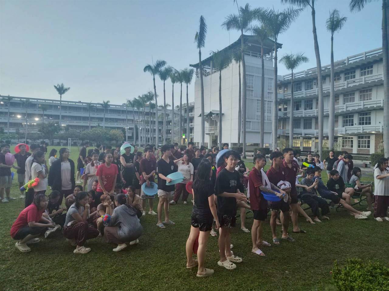 三信家商慶祝潑水節　僑生同樂嗨翻校園