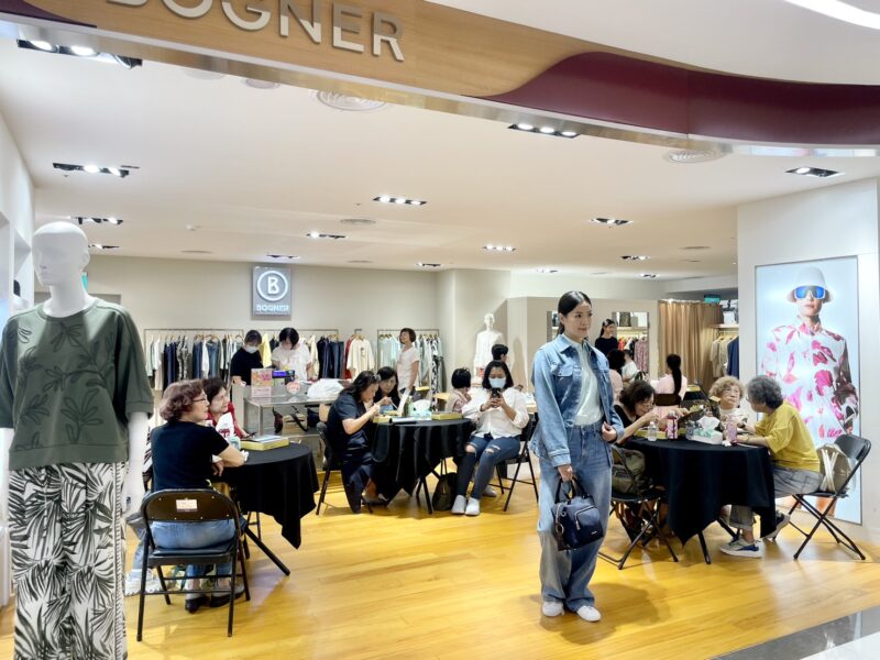 ▲寵愛媽咪無限尊寵日女裝秀展現春稻及Bogner春夏新品。（圖/高雄大立百貨提供）