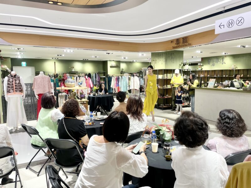 ▲寵愛媽咪無限尊寵日女裝秀展現春稻及Bogner春夏新品。（圖/高雄大立百貨提供）