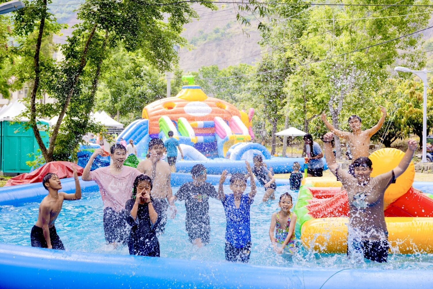 六龜「山城水樂園」消暑最佳去處 氣墊滑水道x山林秘境　打造一日沁涼小旅行