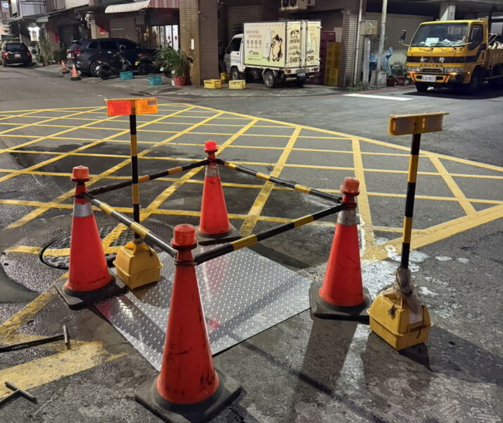 鳳山區瑞春街14巷口路面下陷，高市水利局完成緊急灌漿搶修